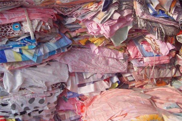 廢舊衣物棄之可惜！利用撕碎機進行回收循環再利用才是真理