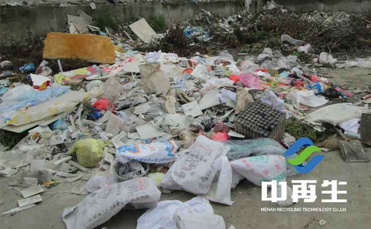 解決生活垃圾問題的根本在于，減少垃圾產出并回收有用物資